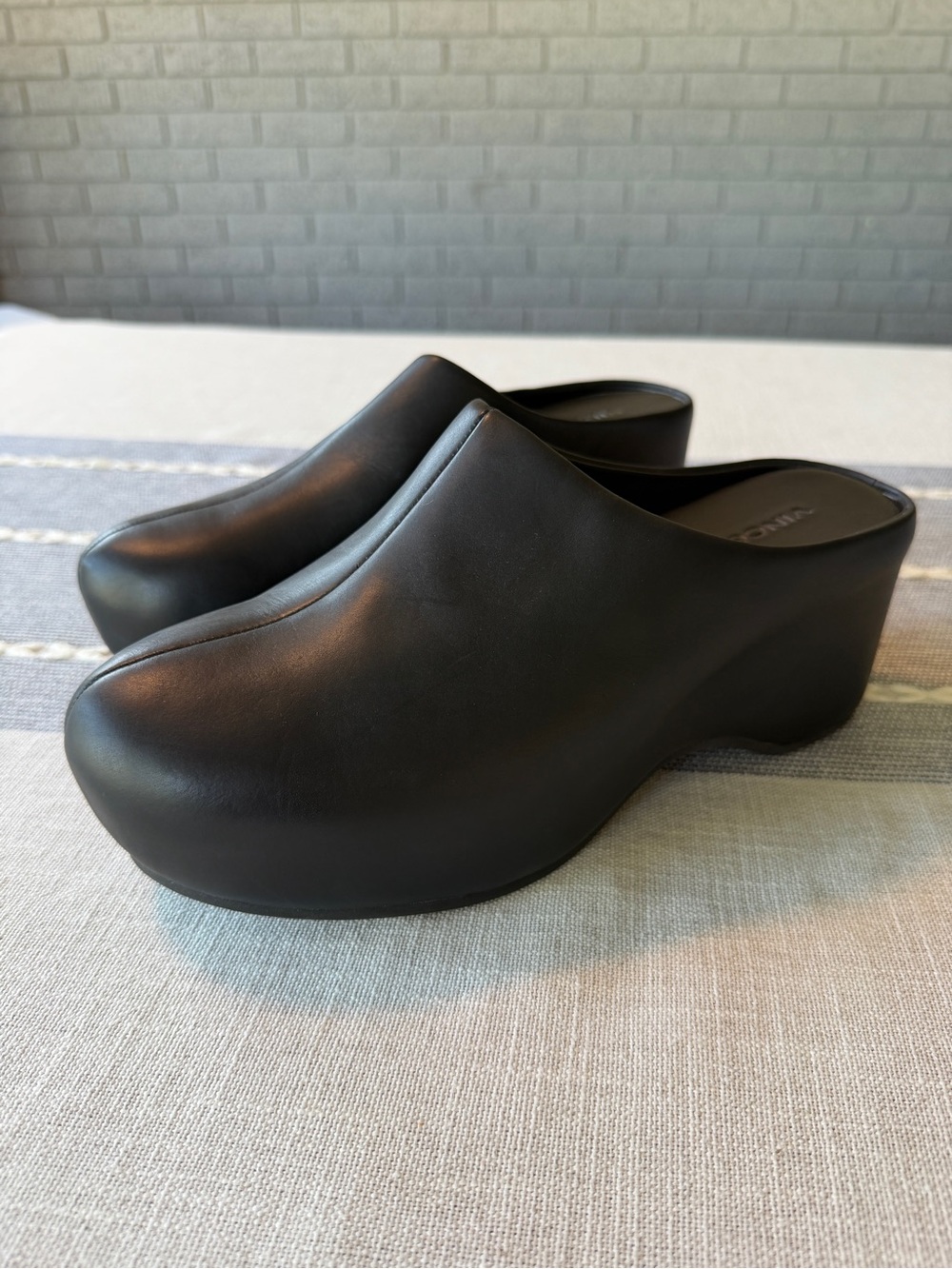 Vince Isa Clogs Leather Mule Size 8.5 EU 39 Black